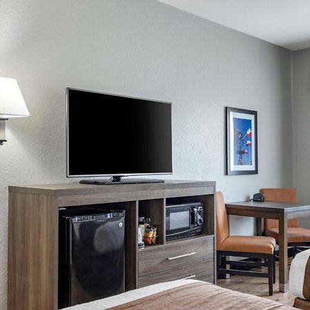 Best Western Plus Victoria Inn & Suites Экстерьер фото