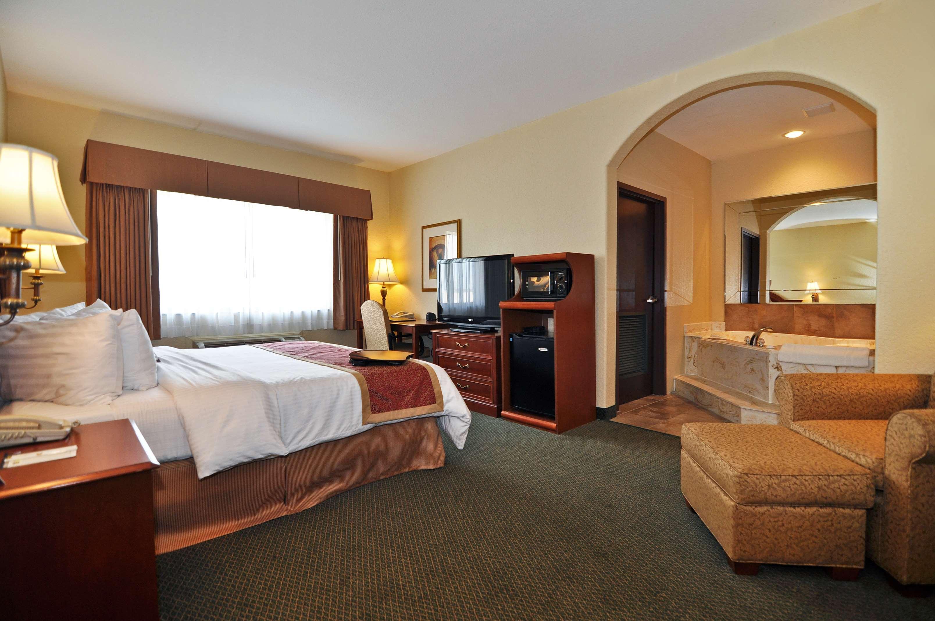 Best Western Plus Victoria Inn & Suites Экстерьер фото