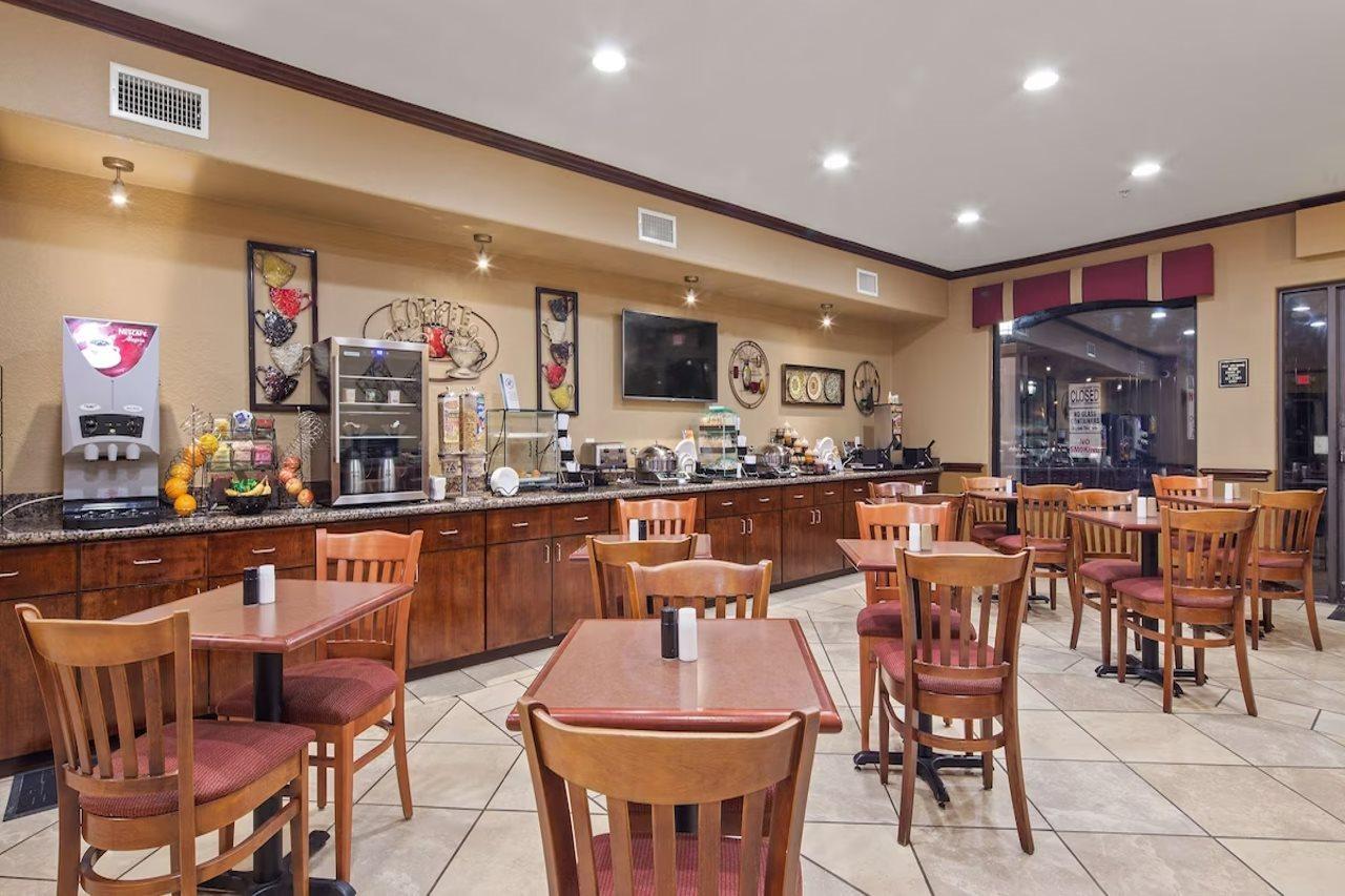 Best Western Plus Victoria Inn & Suites Экстерьер фото