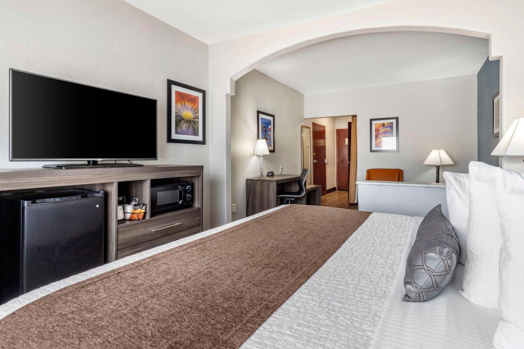 Best Western Plus Victoria Inn & Suites Экстерьер фото