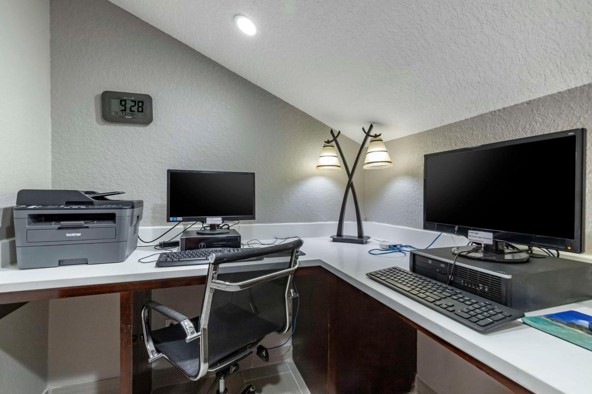 Best Western Plus Victoria Inn & Suites Экстерьер фото