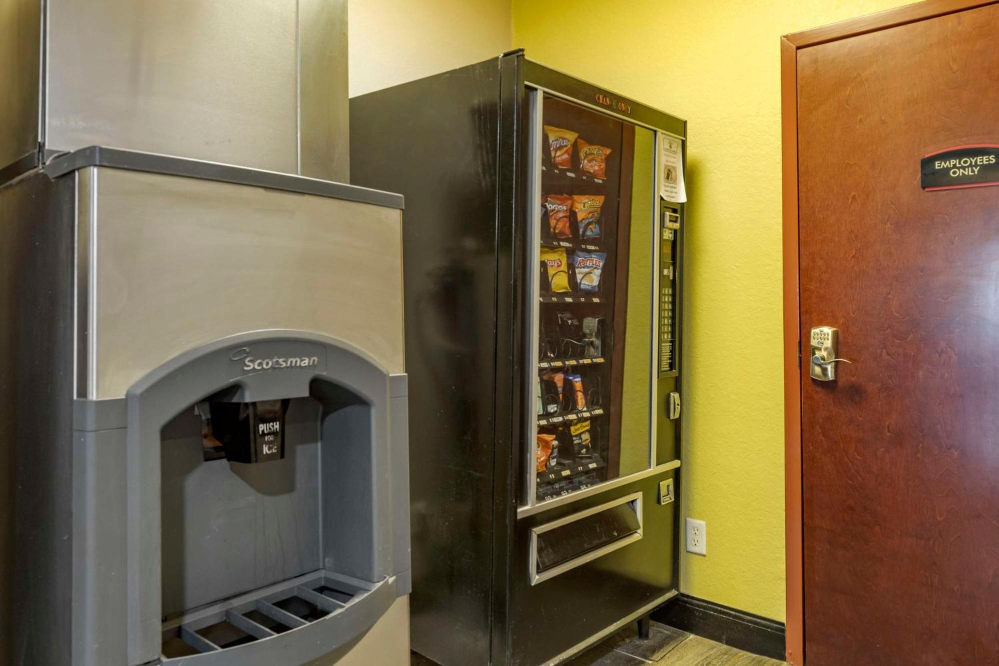 Best Western Plus Victoria Inn & Suites Экстерьер фото