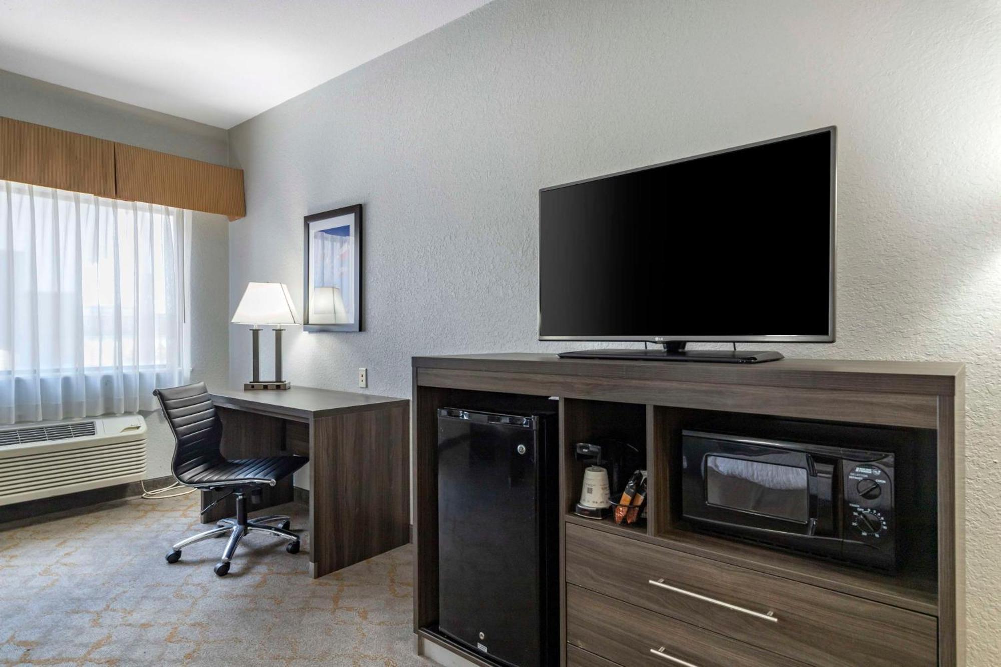 Best Western Plus Victoria Inn & Suites Экстерьер фото