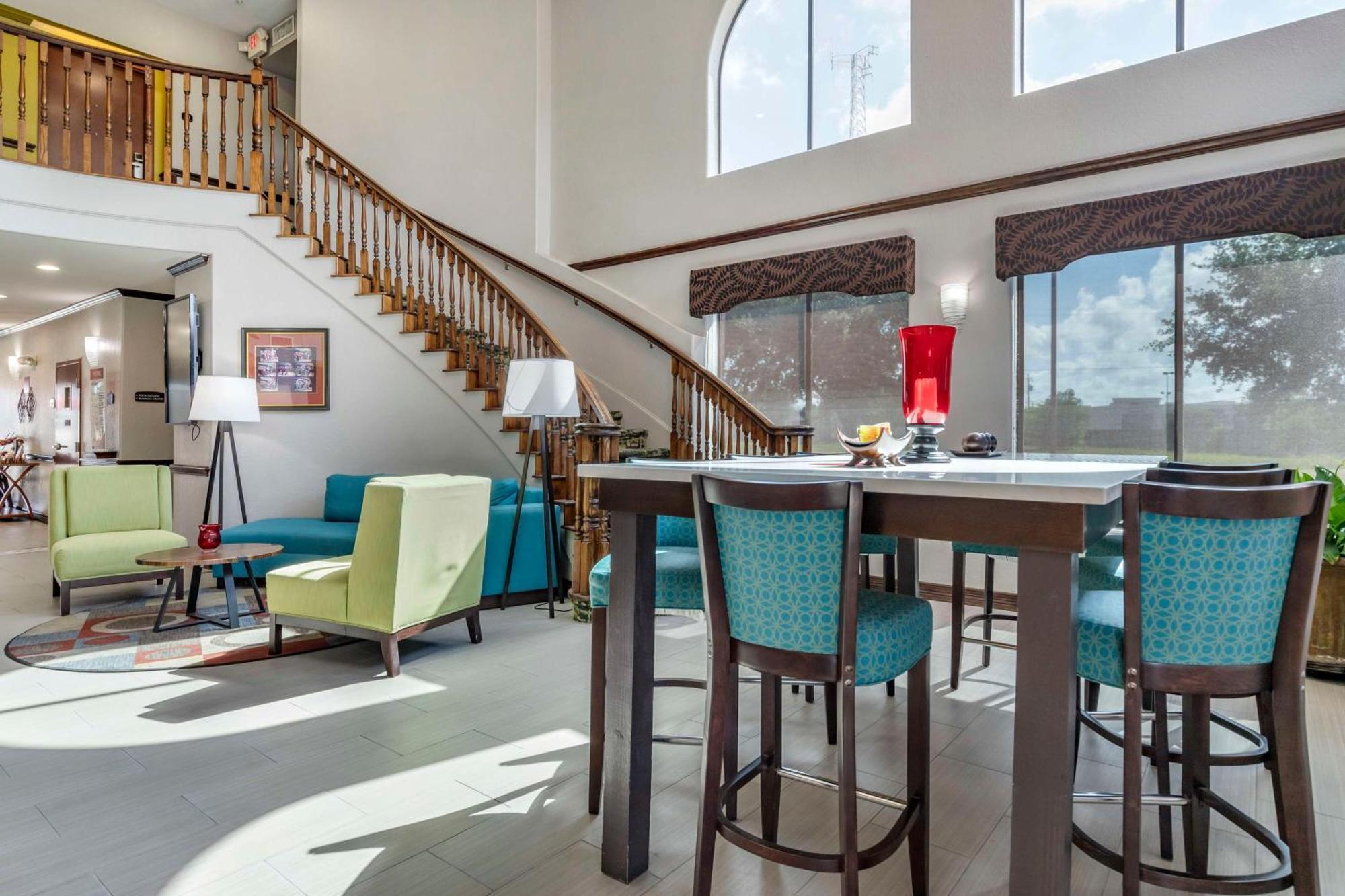 Best Western Plus Victoria Inn & Suites Экстерьер фото