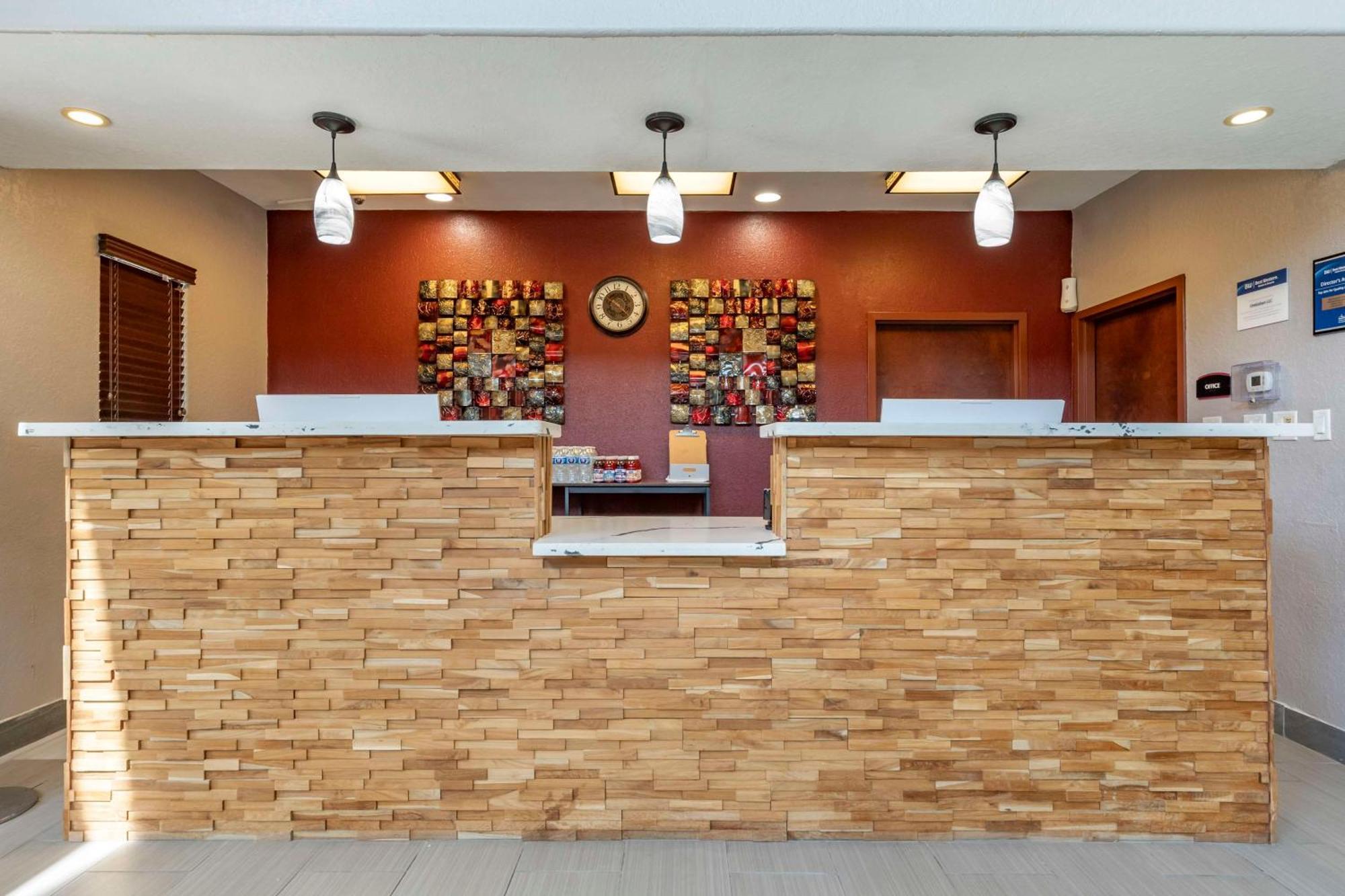 Best Western Plus Victoria Inn & Suites Экстерьер фото