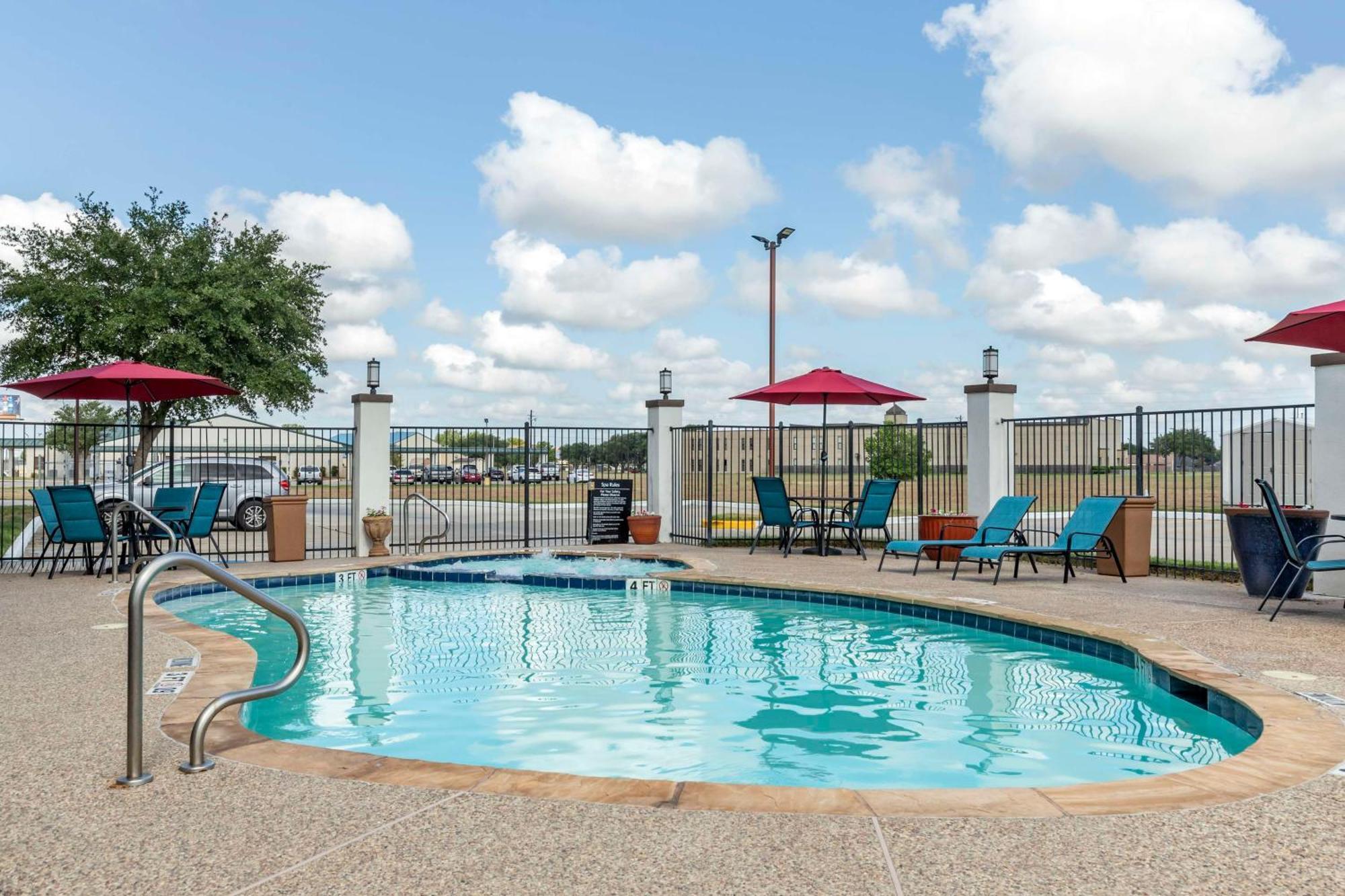 Best Western Plus Victoria Inn & Suites Экстерьер фото